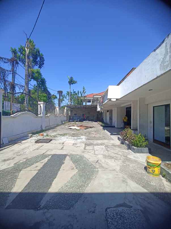 dijual rumah manyar