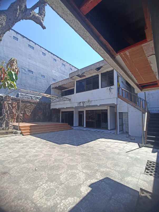 dijual rumah manyar