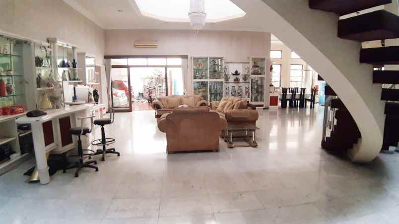 dijual rumah manyar