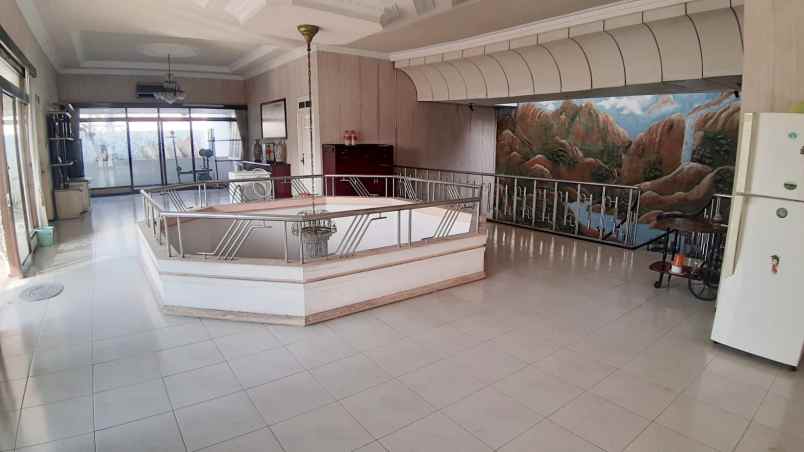dijual rumah manyar