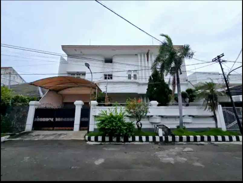dijual rumah manyar