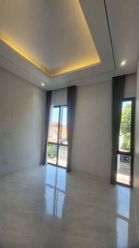 dijual rumah manyar indah