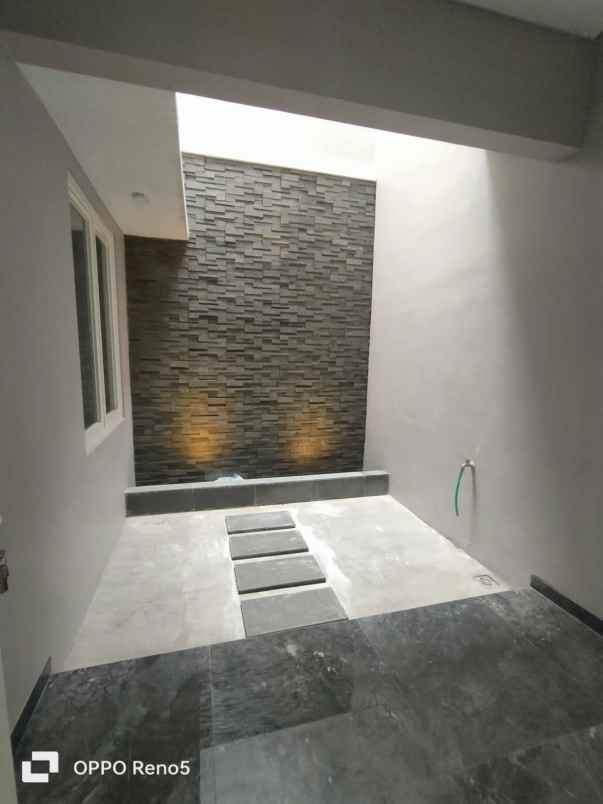 dijual rumah manyar tirtoyoso