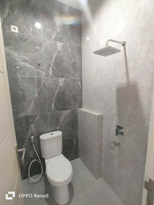 dijual rumah manyar tirtoyoso