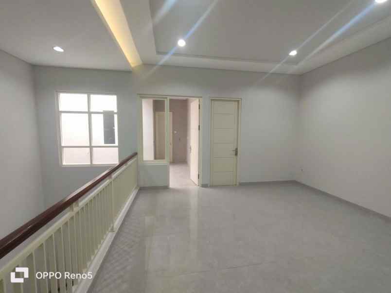 dijual rumah manyar tirtoyoso