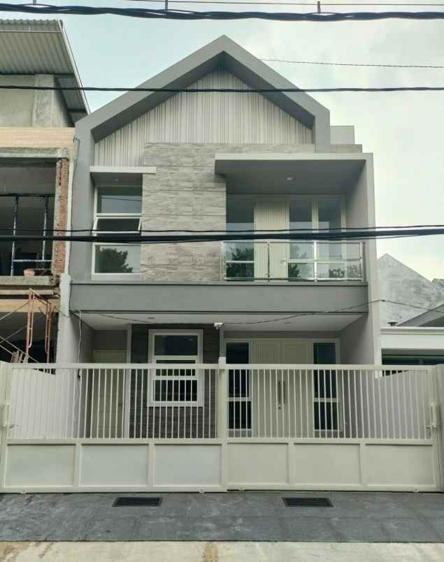 dijual rumah manyar tirtoyoso