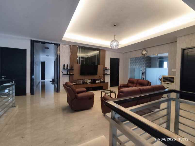 dijual rumah mewah kolam renang kota wisata cibubur