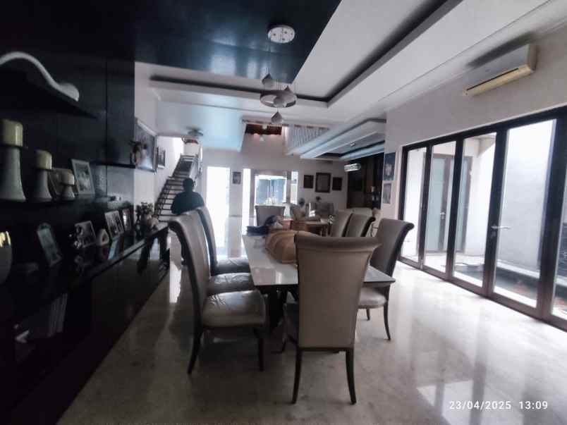 dijual rumah mewah kolam renang kota wisata cibubur