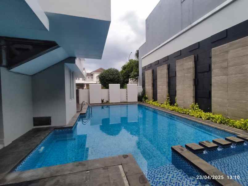 dijual rumah mewah kolam renang kota wisata cibubur