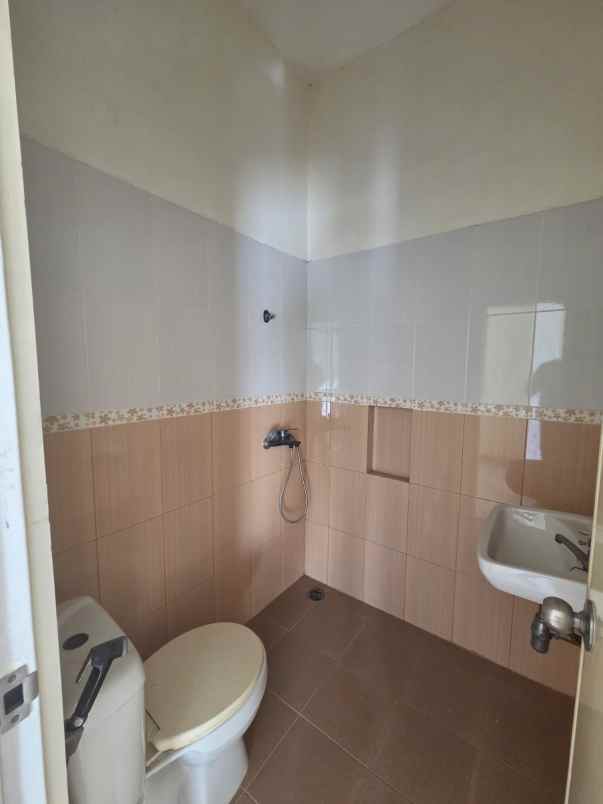 dijual rumah new gress di griya asri pakuwon city