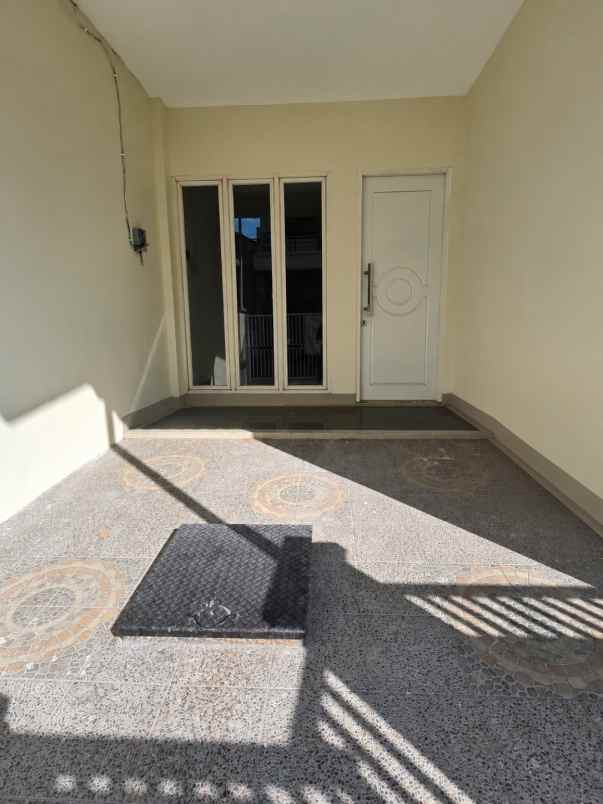 dijual rumah new gress di griya asri pakuwon city
