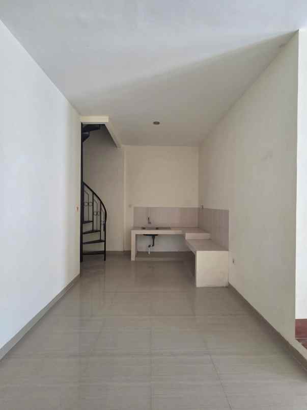 dijual rumah new gress di griya asri pakuwon city