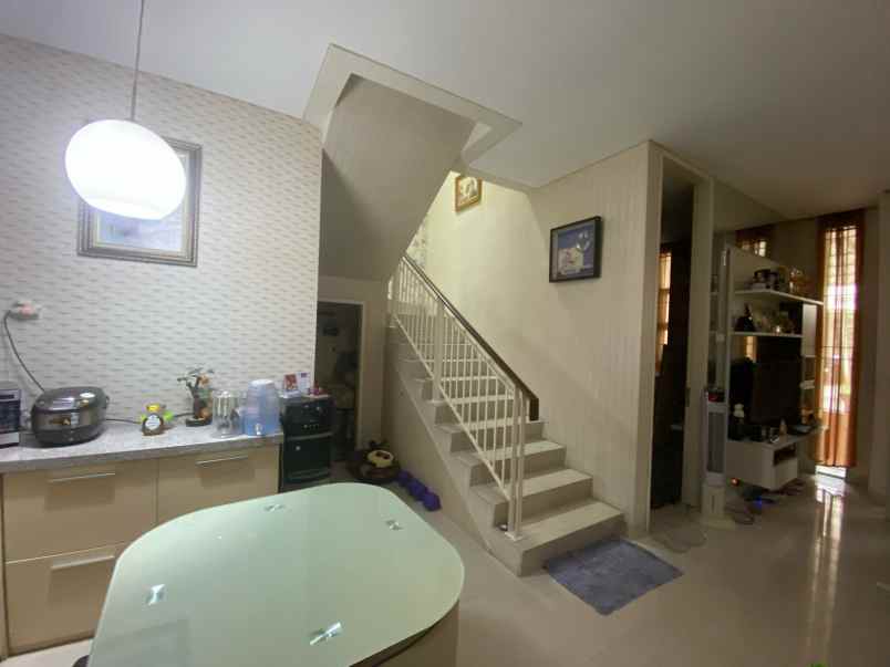 dijual rumah pakuwon city