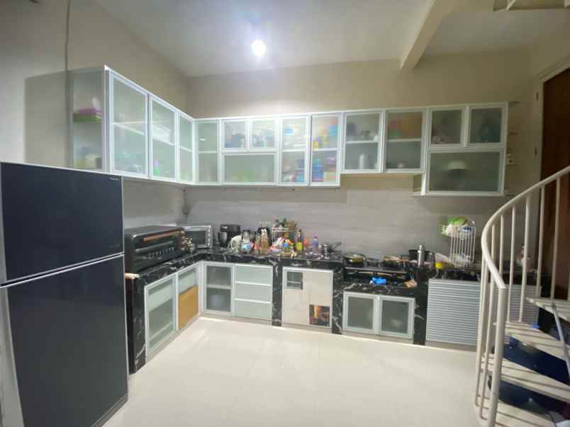 dijual rumah pakuwon city