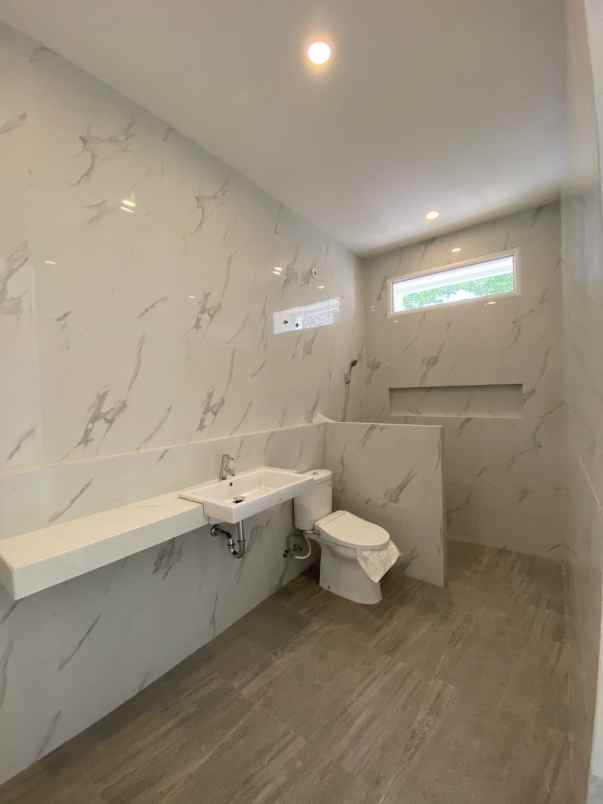 dijual rumah pakuwon city