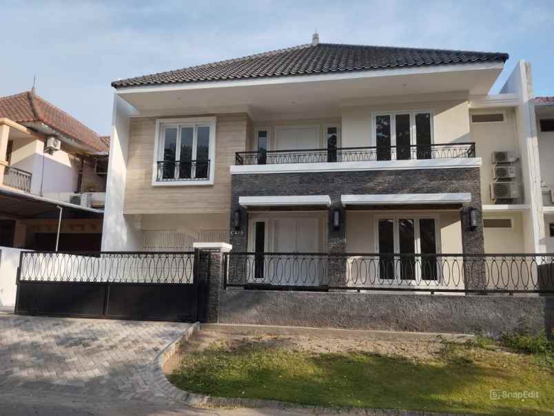dijual rumah pakuwon city