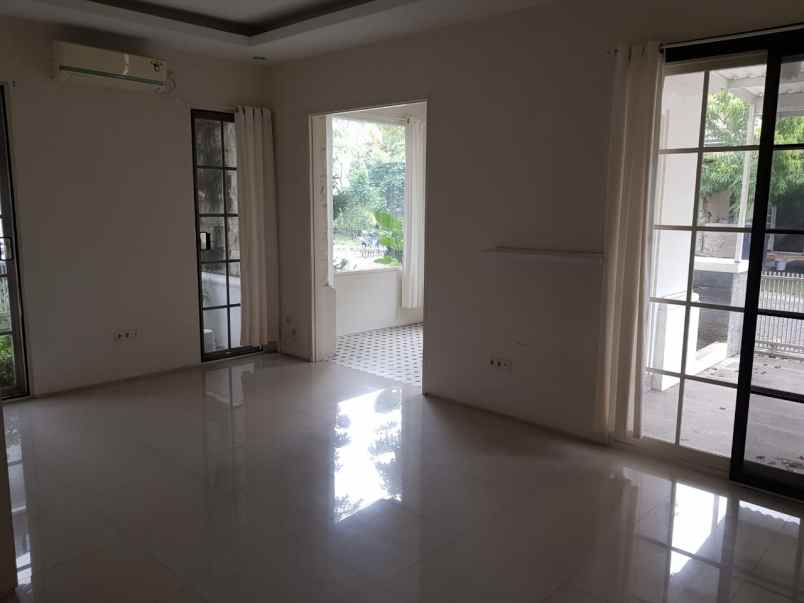 dijual rumah pakuwon indah