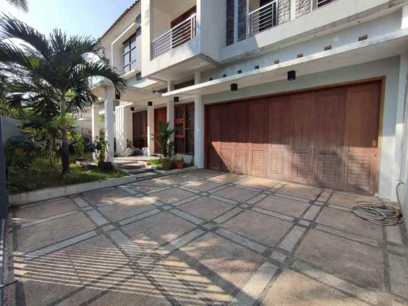dijual rumah pbi araya