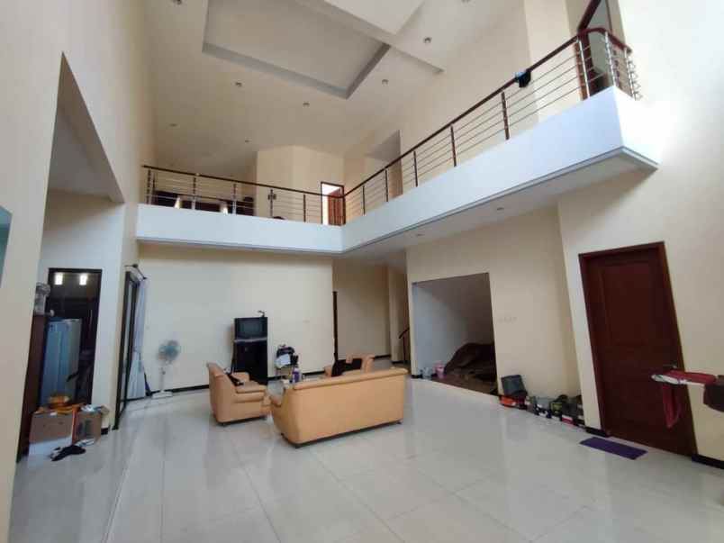 dijual rumah pbi araya