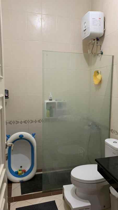 dijual rumah perumahan royal residence