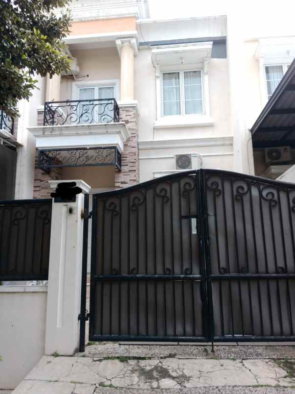 dijual rumah perumahan royal residence