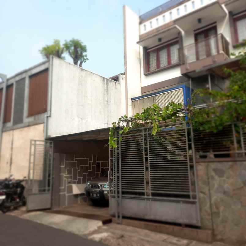 dijual rumah puri syailendra setrasari