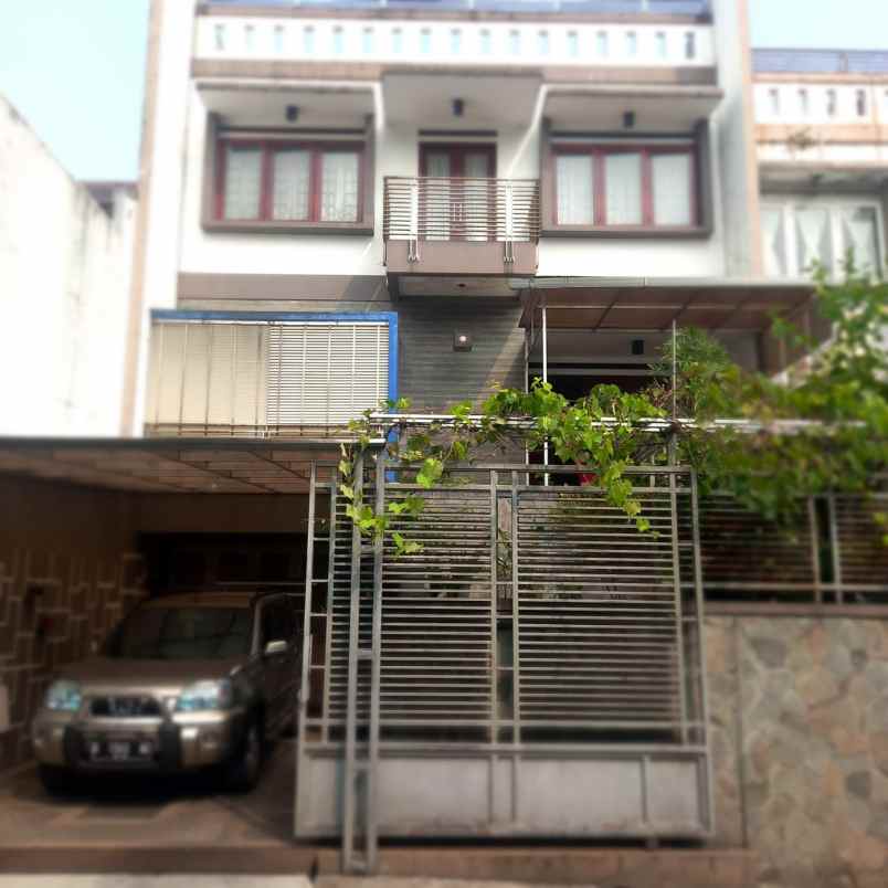 dijual rumah puri syailendra setrasari