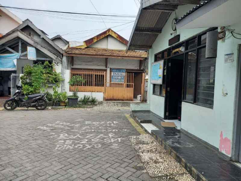 dijual rumah raya darmo