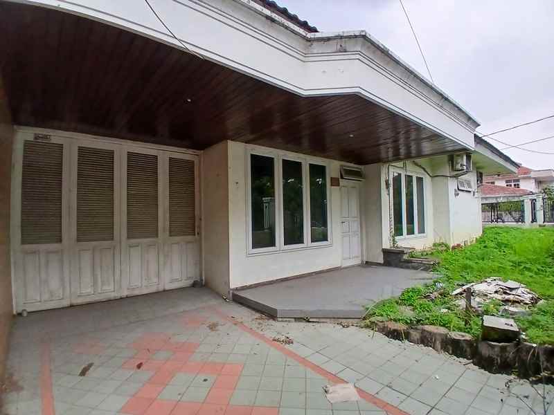 dijual rumah raya darmo harapan
