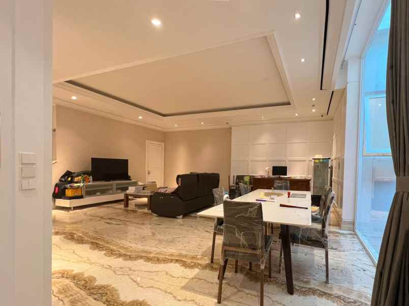 dijual rumah royal gading mansion
