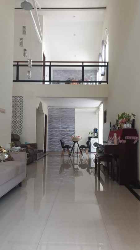 dijual rumah simpang darmo permai