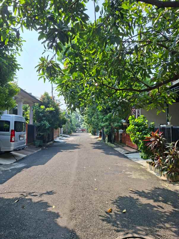 dijual rumah taman galaxy
