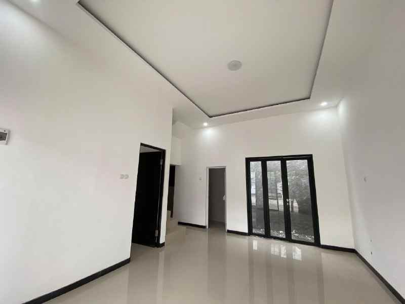 dijual rumah taman jivva kebraon