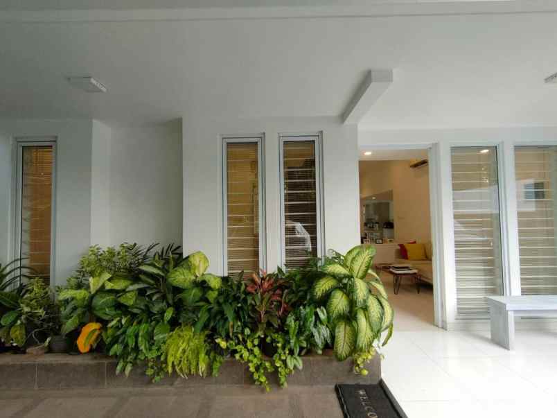 dijual rumah taman meruya ilir