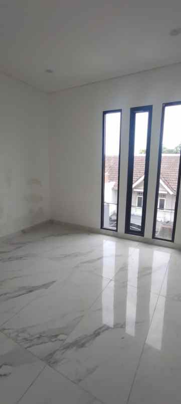 dijual rumah taman palem lestari