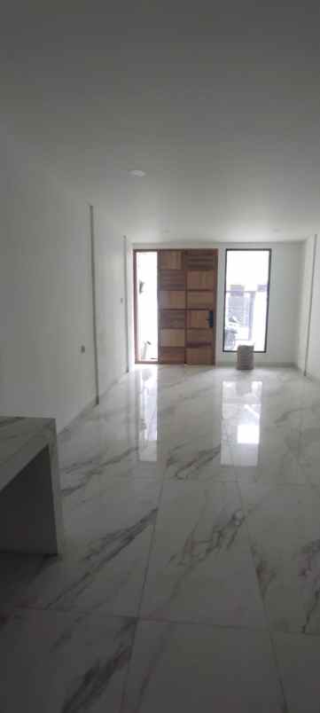 dijual rumah taman palem lestari