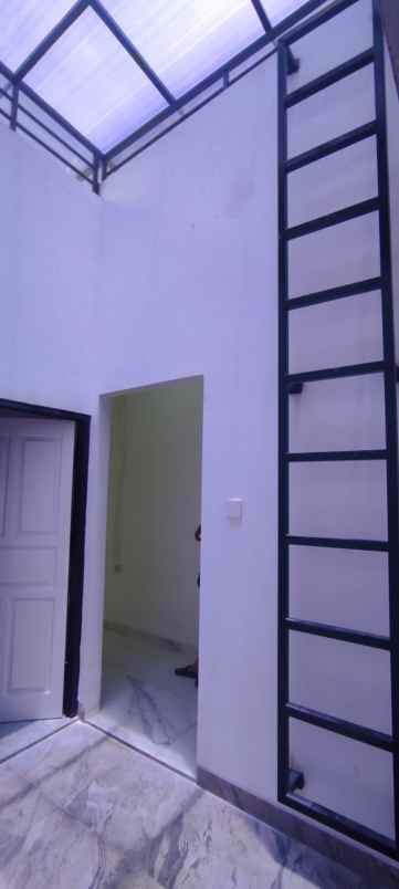 dijual rumah taman palem lestari