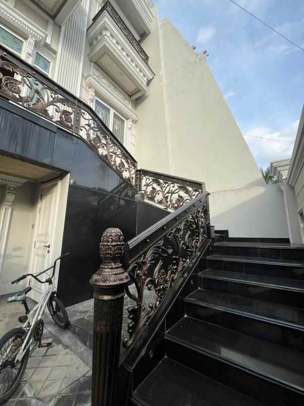 dijual rumah taman palem lestari