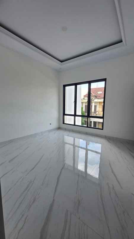 dijual rumah taman villa meruya