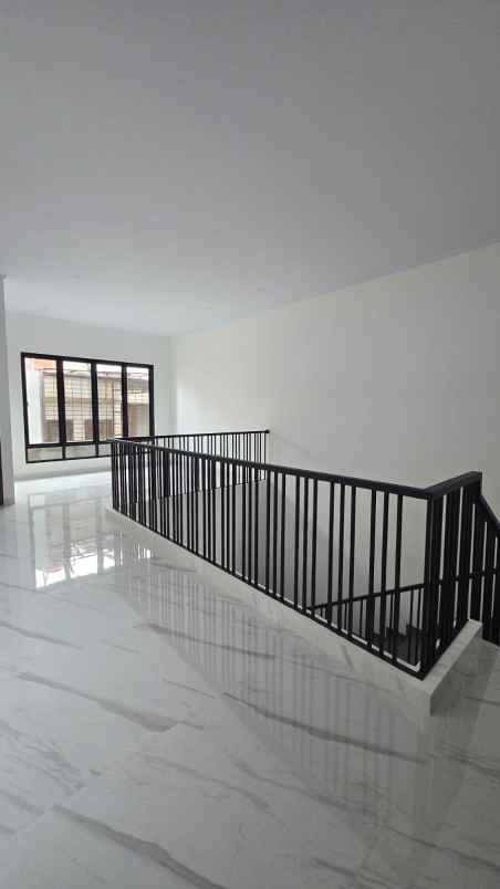 dijual rumah taman villa meruya