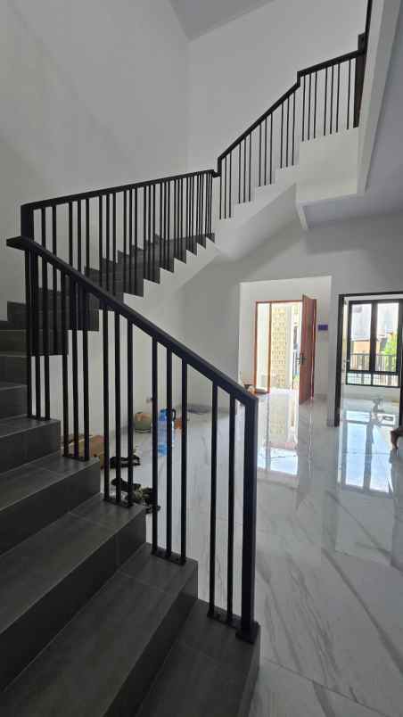 dijual rumah taman villa meruya