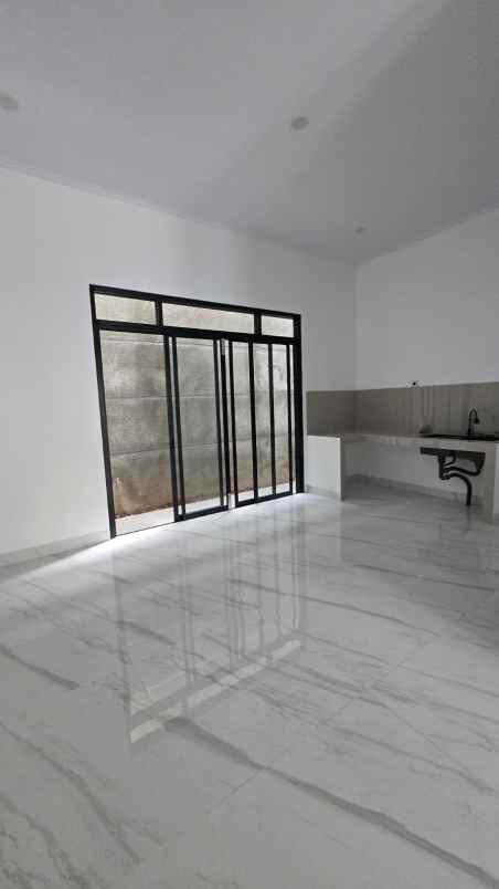 dijual rumah taman villa meruya