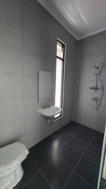 dijual rumah taman villa meruya