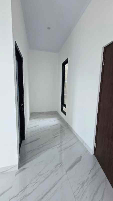 dijual rumah taman villa meruya