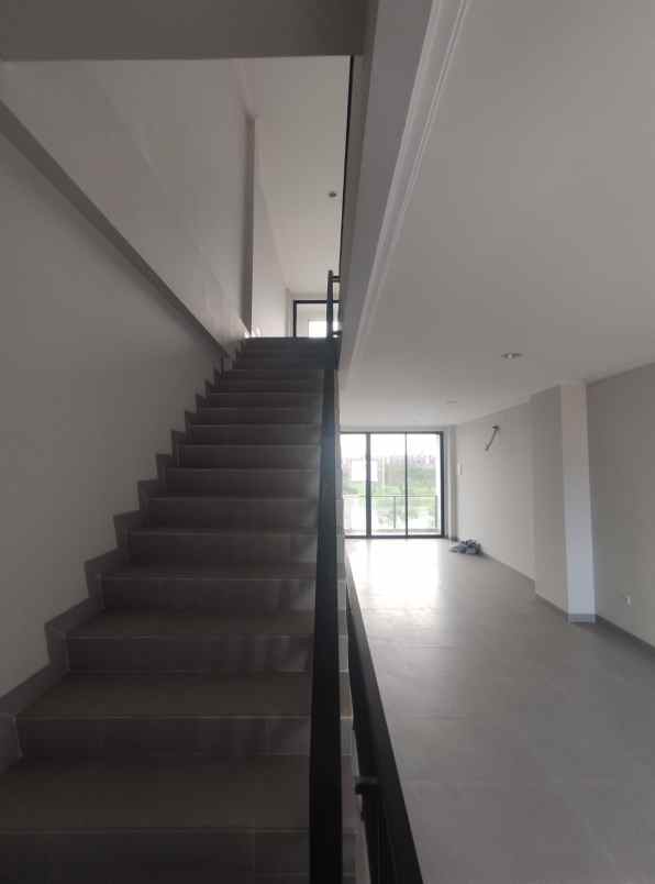 disewakan ruko mega kuningan pik2 tiga lantai