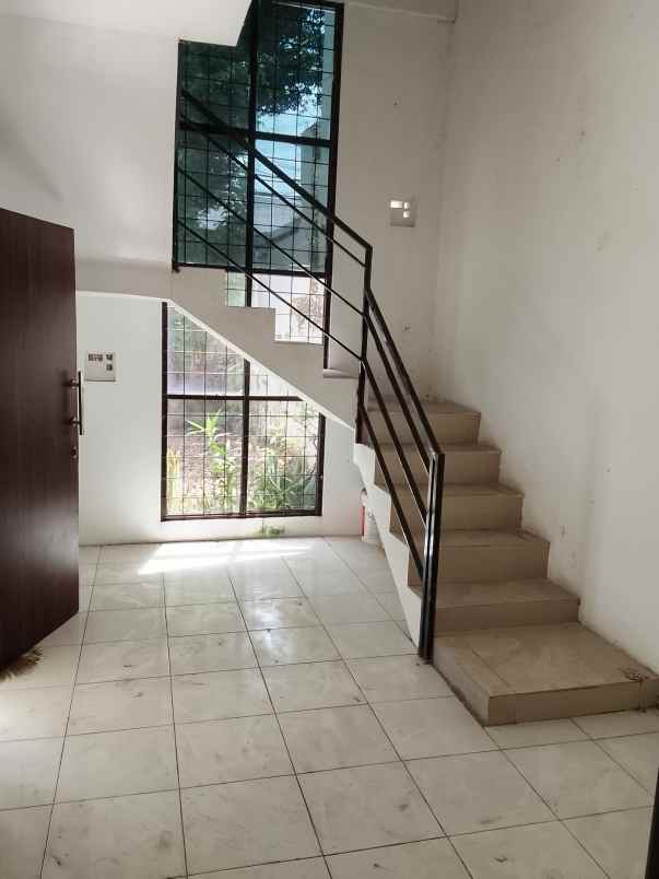 disewakan rumah jl cihanjuang mainroad