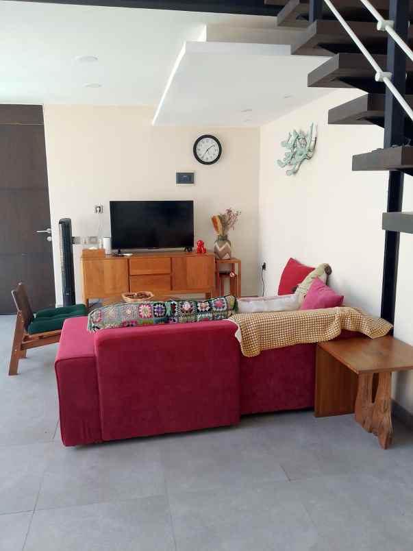 disewakan villa jl semer