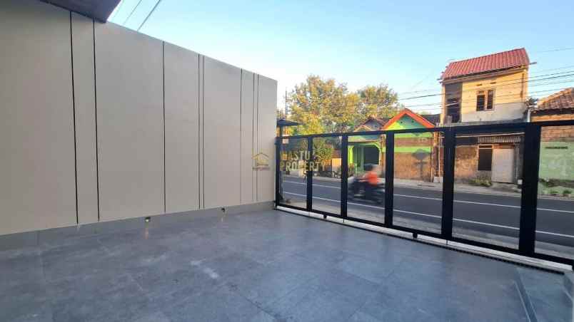 rumah 2 lantai tepi jalan besar di gito gati palagan