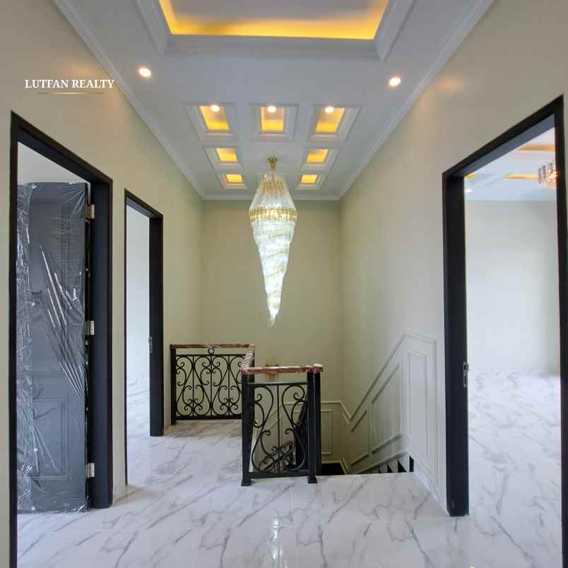 rumah 3 lantai dalam komplek dekat kampus istn