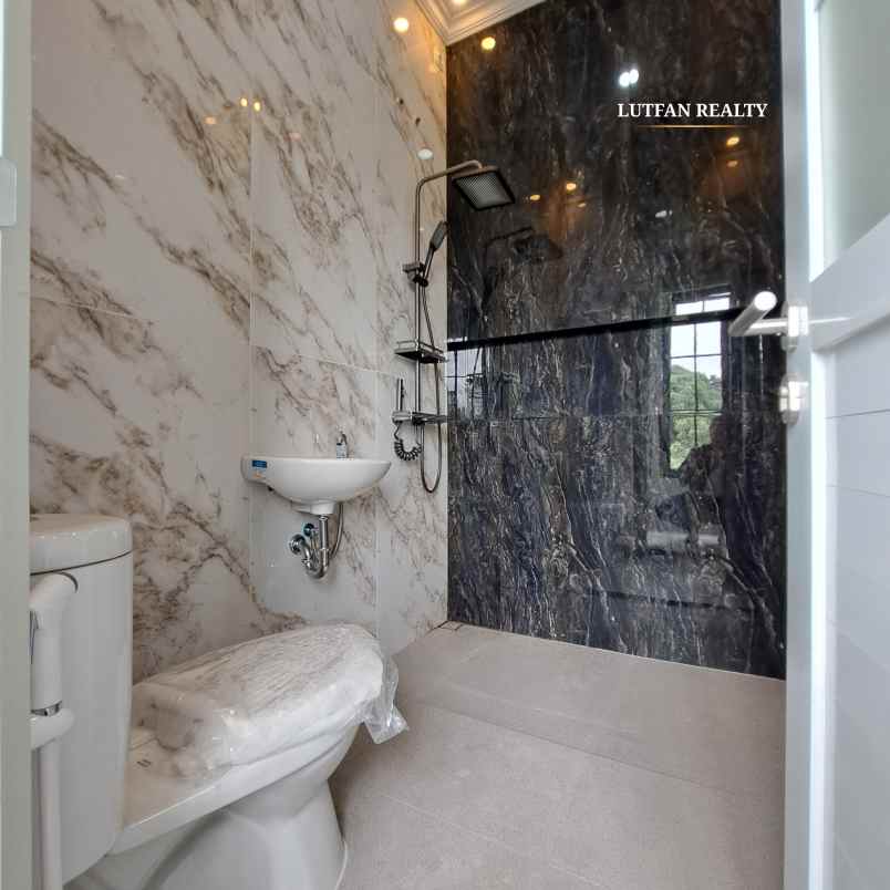 rumah 3 lantai dalam komplek dekat kampus istn